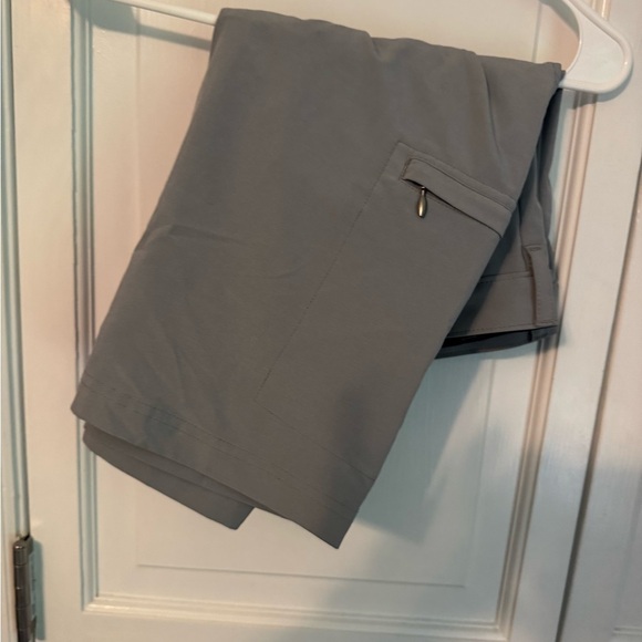 Men’s Golf Shorts w Pocket Detail. Sleek Stylish Must Have. Light Gray, 38 NEW - Picture 1 of 11